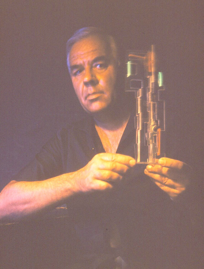 Otto Beckmann mit Plexiglasfigur